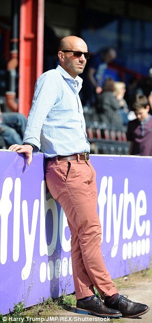 Το απόλυτο αντρικό στιλ – Ο προπονητής στην Αγγλία που κλέβει την παράσταση [εικόνες] | iefimerida.gr 2