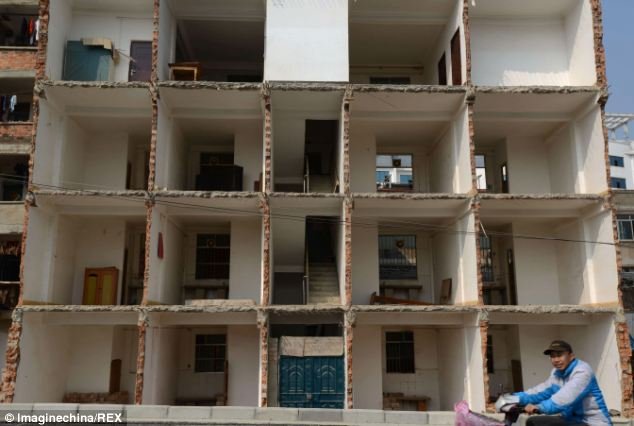 Εξωφρενικό: Εταιρία κόβει πολυκατοικία στη μέση επειδή εμπόδιζε -Οι κάτοικοι αρνούνται να φύγουν [εικόνες] | iefimerida.gr 1