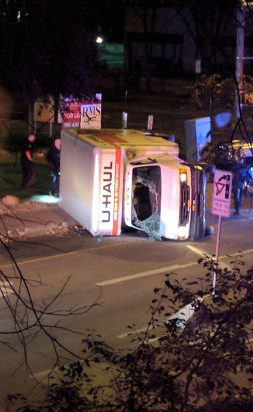 Πανικός στο Εντμοντον: Φορτηγό επιχείρησε να πέσει σε πεζούς -Ο οδηγός επιτέθηκε σε αστυνομικό [εικόνες] | iefimerida.gr 1