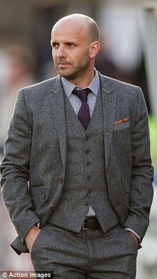 Το απόλυτο αντρικό στιλ – Ο προπονητής στην Αγγλία που κλέβει την παράσταση [εικόνες] | iefimerida.gr 1