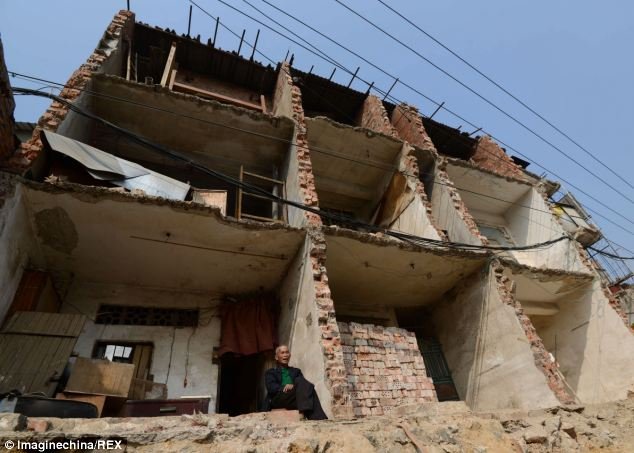 Εξωφρενικό: Εταιρία κόβει πολυκατοικία στη μέση επειδή εμπόδιζε -Οι κάτοικοι αρνούνται να φύγουν [εικόνες] | iefimerida.gr 2