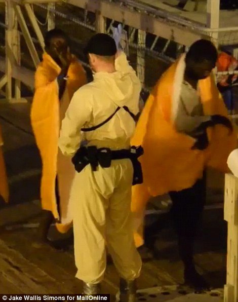 Daily Mail: «Νέα Λέσβος» η Σικελία μετά το κλείσιμο της Βαλκανικής Οδού [εικόνες & βίντεο] | iefimerida.gr 4