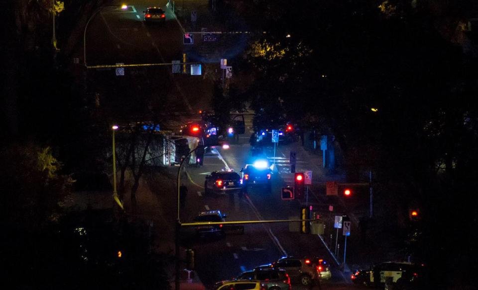 Πανικός στο Εντμοντον: Φορτηγό επιχείρησε να πέσει σε πεζούς -Ο οδηγός επιτέθηκε σε αστυνομικό [εικόνες] | iefimerida.gr 2