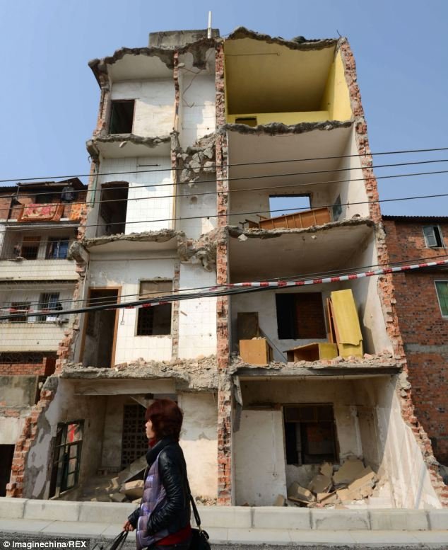 Εξωφρενικό: Εταιρία κόβει πολυκατοικία στη μέση επειδή εμπόδιζε -Οι κάτοικοι αρνούνται να φύγουν [εικόνες] | iefimerida.gr 3