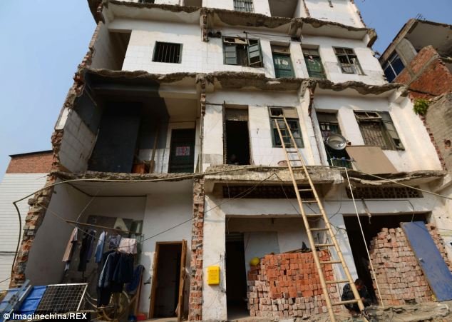 Εξωφρενικό: Εταιρία κόβει πολυκατοικία στη μέση επειδή εμπόδιζε -Οι κάτοικοι αρνούνται να φύγουν [εικόνες] | iefimerida.gr 4