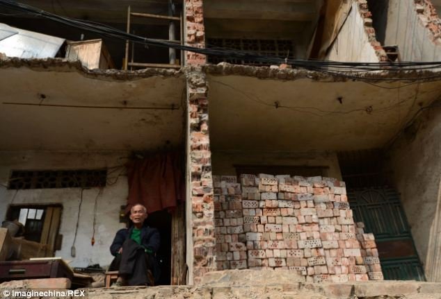 Εξωφρενικό: Εταιρία κόβει πολυκατοικία στη μέση επειδή εμπόδιζε -Οι κάτοικοι αρνούνται να φύγουν [εικόνες] | iefimerida.gr 5