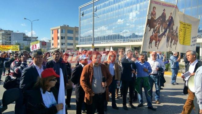 Πάτρα: Διαδηλωτές έριξαν ομοιώματα του Τσίπρα και των υπουργών από τη γέφυρα του Ρίου [εικόνες & βίντεο] | iefimerida.gr 9