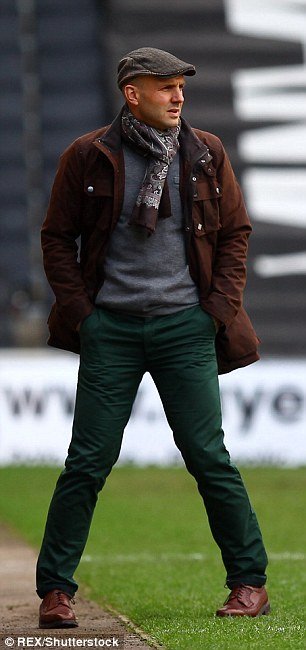 Το απόλυτο αντρικό στιλ – Ο προπονητής στην Αγγλία που κλέβει την παράσταση [εικόνες] | iefimerida.gr 0