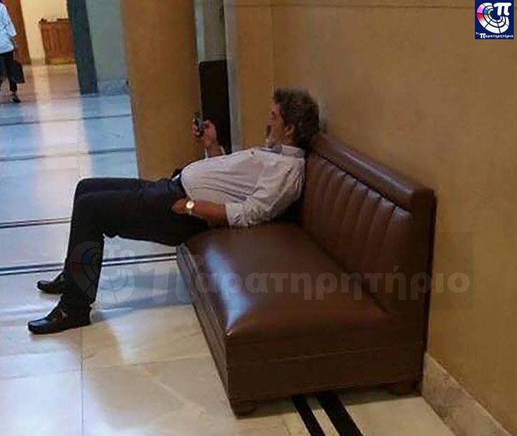 Απίστευτες εικόνες στη Βουλή: Υπουργοί και βουλευτές... χαλαρώνουν στο περιστύλιο [εικόνες] | iefimerida.gr 4