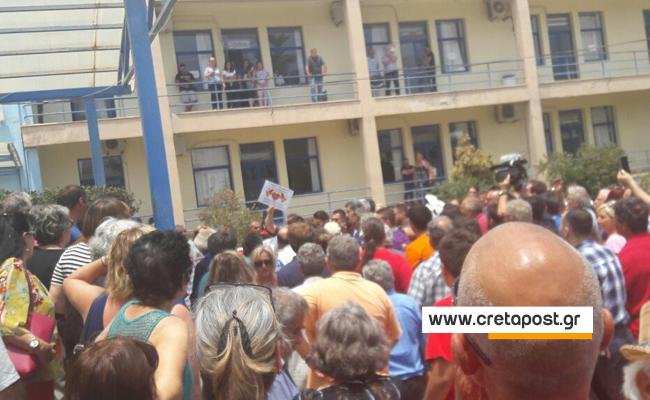 Με κλωτσιές υποδέχτηκαν τον Πολάκη κάτοικοι της Ιεράπετρας [εικόνες & βίντεο] | iefimerida.gr 0