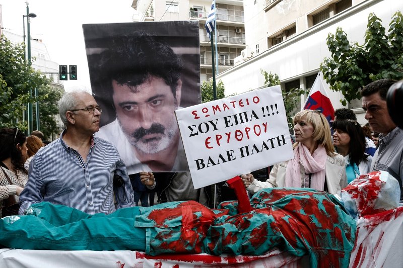 Οι νοσηλευτές «τα έψαλαν» με μαντινάδες και πεντοζάλη στον Πολάκη [εικόνες & βίντεο] | iefimerida.gr 3