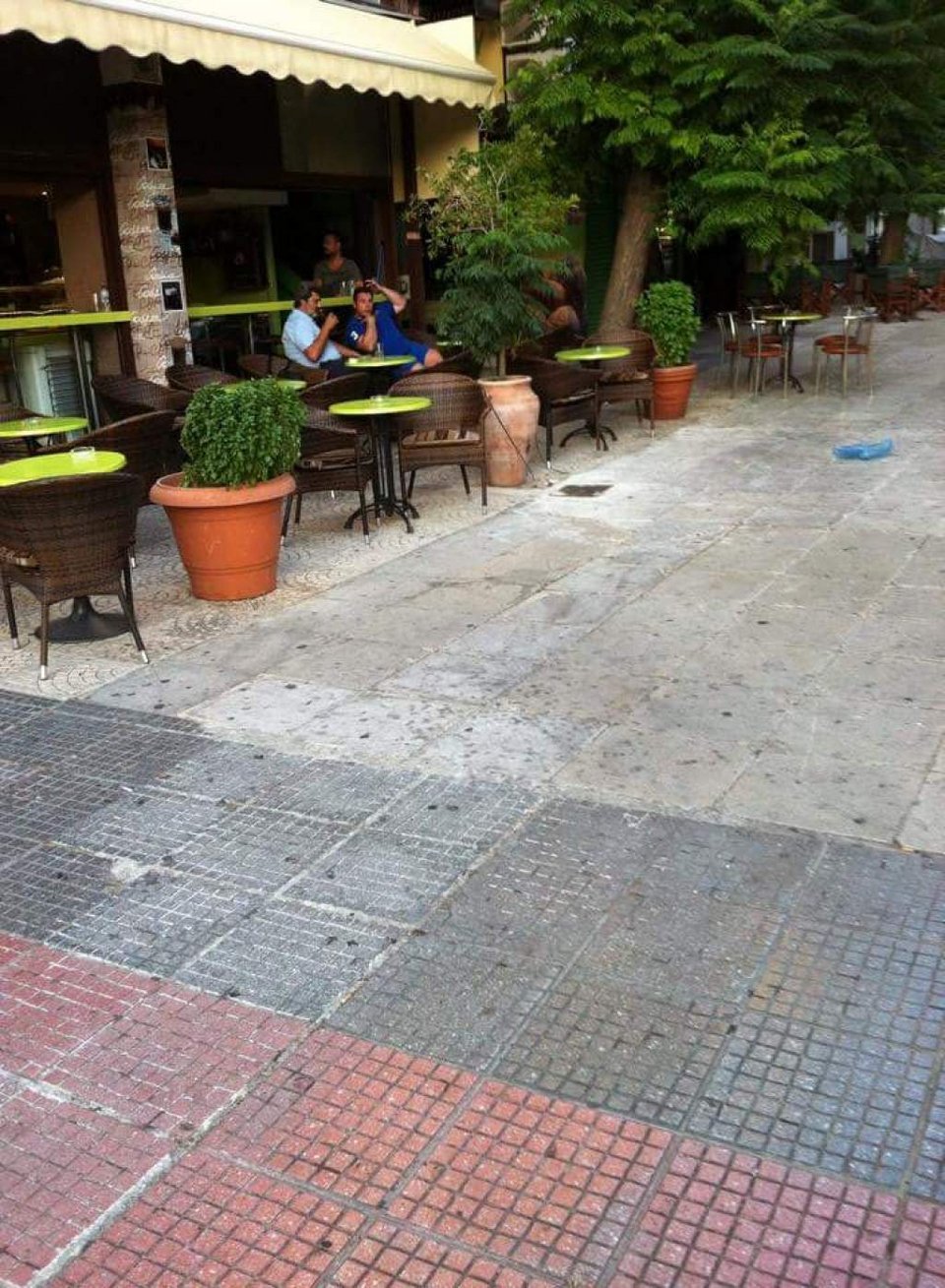 Ο υφυπουργός Εσωτερικών πίνει τον καφέ του στον Πειραιά [εικόνα] | iefimerida.gr 0