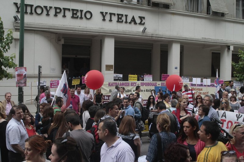 Οι νοσηλευτές «τα έψαλαν» με μαντινάδες και πεντοζάλη στον Πολάκη [εικόνες & βίντεο] | iefimerida.gr 2