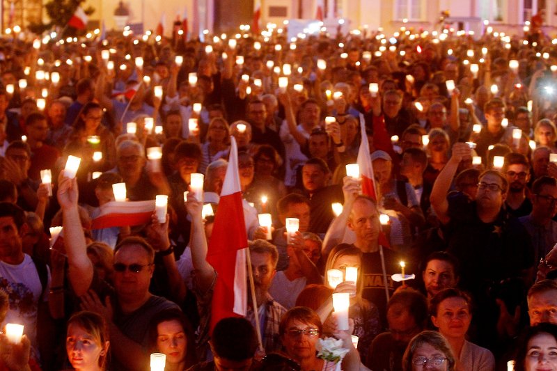 Χιλιάδες Πολωνοί στους δρόμους -Κατά των αλλαγών στη Δικαιοσύνη, καταργούν την ανεξαρτησία της | iefimerida.gr 4