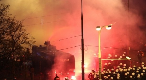 Βία και χάος στην Πολωνία: Επεισόδια από ακροδεξιούς την Ημέρα της Ανεξαρτησίας [βίντεο & εικόνες] | iefimerida.gr 19