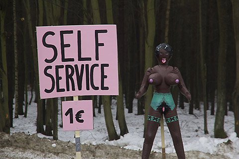 Σοκαριστικό: Στους αυτοκινητόδρομους της Πολωνίας πλαστικές κούκλες προσφέρουν «ανακούφιση» στους περαστικούς οδηγούς [εικόνες]  | iefimerida.gr 1