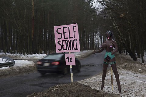 Σοκαριστικό: Στους αυτοκινητόδρομους της Πολωνίας πλαστικές κούκλες προσφέρουν «ανακούφιση» στους περαστικούς οδηγούς [εικόνες]  | iefimerida.gr 3