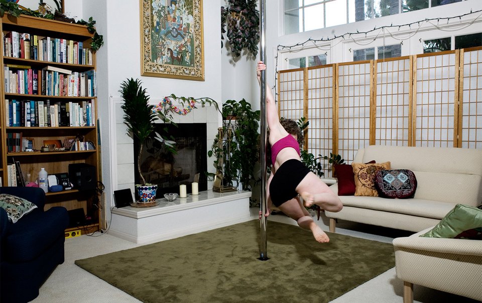 Το pole dancing μπήκε και στα σαλόνια -Νοικοκυρές ξετρελαίνονται να στριφογυρίζουν σε στύλους δίπλα σε μωρά και κατσαρόλες [εικόνες] | iefimerida.gr 3
