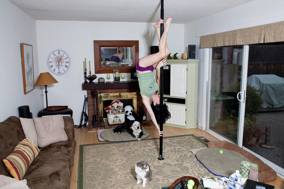 Το pole dancing μπήκε και στα σαλόνια -Νοικοκυρές ξετρελαίνονται να στριφογυρίζουν σε στύλους δίπλα σε μωρά και κατσαρόλες [εικόνες] | iefimerida.gr 5
