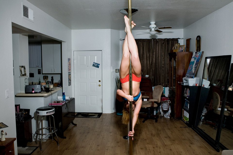 Το pole dancing μπήκε και στα σαλόνια -Νοικοκυρές ξετρελαίνονται να στριφογυρίζουν σε στύλους δίπλα σε μωρά και κατσαρόλες [εικόνες] | iefimerida.gr 6
