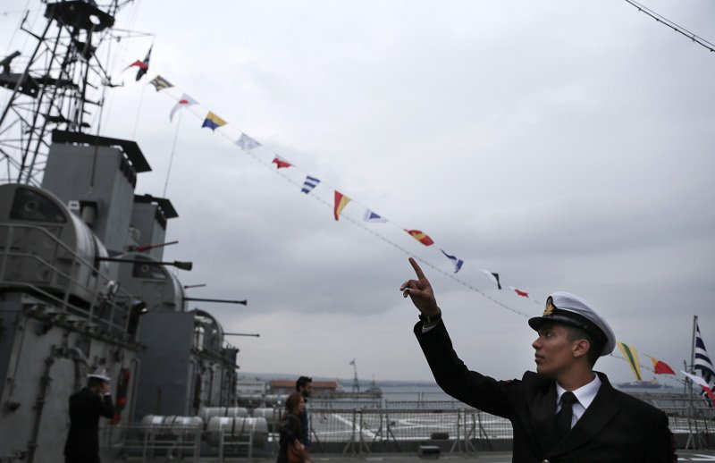 «Βόλτα» μέσα στα πολεμικά πλοία -Κανόνια και γαλόνια εντυπωσιάζουν μικρούς και μεγάλους [εικόνες] | iefimerida.gr 2