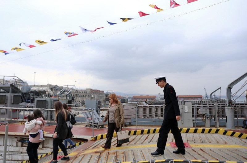 «Βόλτα» μέσα στα πολεμικά πλοία -Κανόνια και γαλόνια εντυπωσιάζουν μικρούς και μεγάλους [εικόνες] | iefimerida.gr 8