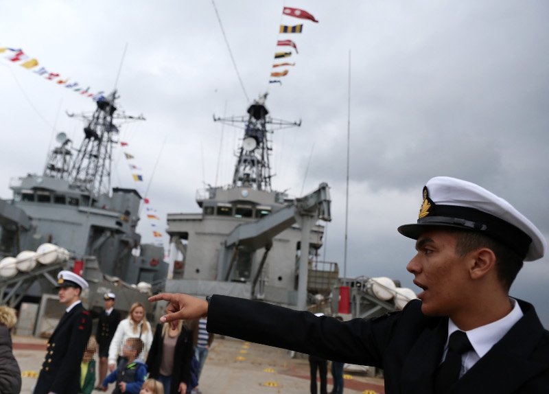 «Βόλτα» μέσα στα πολεμικά πλοία -Κανόνια και γαλόνια εντυπωσιάζουν μικρούς και μεγάλους [εικόνες] | iefimerida.gr 9