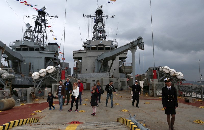 «Βόλτα» μέσα στα πολεμικά πλοία -Κανόνια και γαλόνια εντυπωσιάζουν μικρούς και μεγάλους [εικόνες] | iefimerida.gr 10