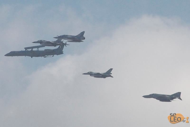O ουρανός της Θεσσαλονίκης γέμισε με F16 -Μια πρόβα που άφησε τους πάντες άφωνους [εικόνες] | iefimerida.gr 3