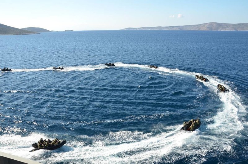 Το Πολεμικό Ναυτικό σε πλήρη ετοιμότητα – Αρματαγωγά και φρεγάτες δάμασαν τον Παγασητικό [εικόνες] | iefimerida.gr 9