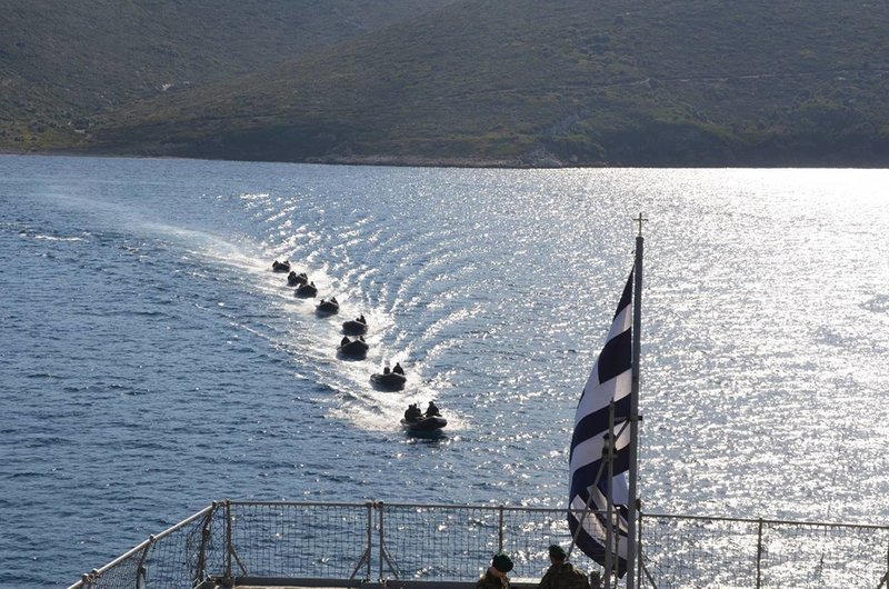 Το Πολεμικό Ναυτικό σε πλήρη ετοιμότητα – Αρματαγωγά και φρεγάτες δάμασαν τον Παγασητικό [εικόνες] | iefimerida.gr 10