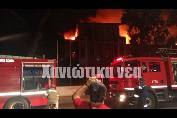 Η φωτιά είναι ορατή από περιαστικές περιοχές.