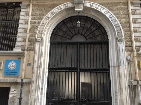 Τρίτος νεκρός στην Πόλη – Χρησιμοποίησαν εκσκαφέα για να φτάσουν στο γραφείο του Ερντογάν [εικόνες&amp;βίντεο] | iefimerida.gr 1