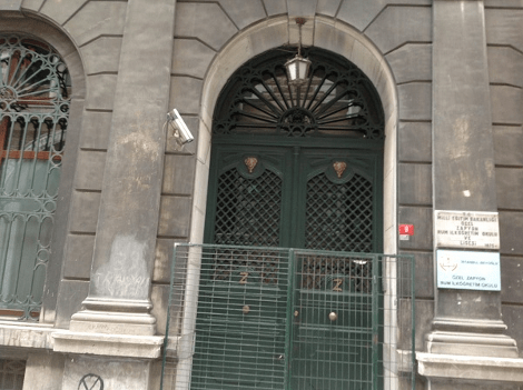 Τρίτος νεκρός στην Πόλη – Χρησιμοποίησαν εκσκαφέα για να φτάσουν στο γραφείο του Ερντογάν [εικόνες&amp;βίντεο] | iefimerida.gr 2