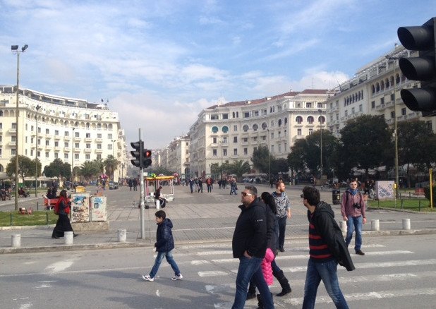 Θεσσαλονίκη: Η Λεωφόρος Νίκης μετατρέπεται σε πεζόδρομο και οι κάτοικοι απολαμβάνουν τη βόλτα τους [εικόνες] | iefimerida.gr 1