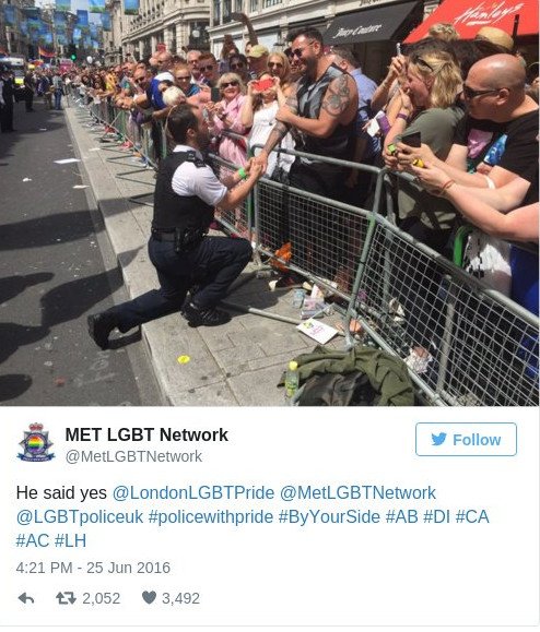 Λονδίνο: Αστυνομικός γονατιστός κάνει πρόταση γάμου στον σύντροφό του και γίνεται Viral [βίντεο]  | iefimerida.gr 1