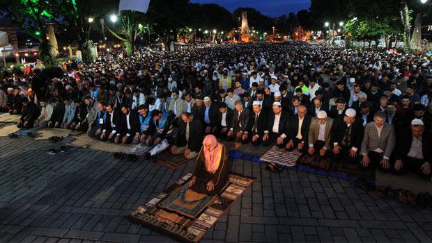 Τουρκική πρόκληση: Μέλη ισλαμικής οργάνωσης προσευχήθηκαν έξω από την Αγία Σοφία -Ζητούσαν να γίνει τζαμί [εικόνες&βίντεο] | iefimerida.gr 0