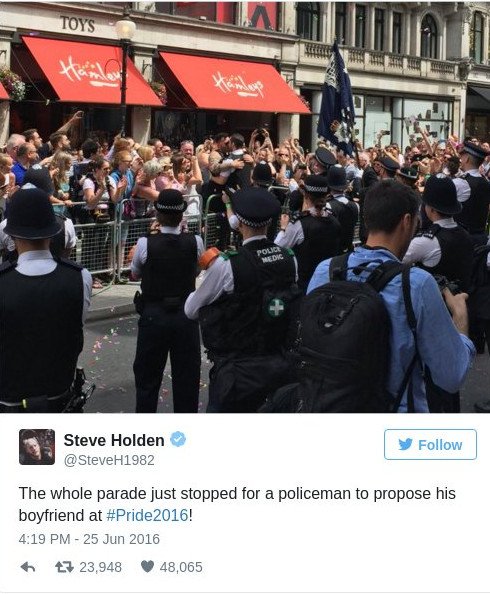 Λονδίνο: Αστυνομικός γονατιστός κάνει πρόταση γάμου στον σύντροφό του και γίνεται Viral [βίντεο]  | iefimerida.gr 0