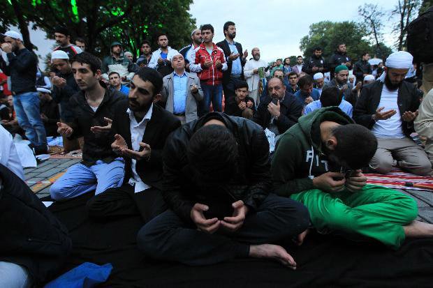 Τουρκική πρόκληση: Μέλη ισλαμικής οργάνωσης προσευχήθηκαν έξω από την Αγία Σοφία -Ζητούσαν να γίνει τζαμί [εικόνες&βίντεο] | iefimerida.gr 1