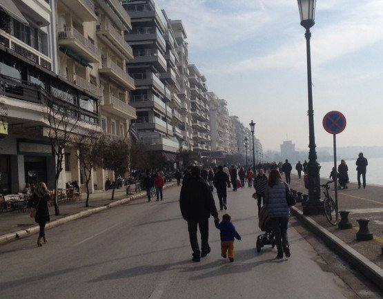 Θεσσαλονίκη: Η Λεωφόρος Νίκης μετατρέπεται σε πεζόδρομο και οι κάτοικοι απολαμβάνουν τη βόλτα τους [εικόνες] | iefimerida.gr 2