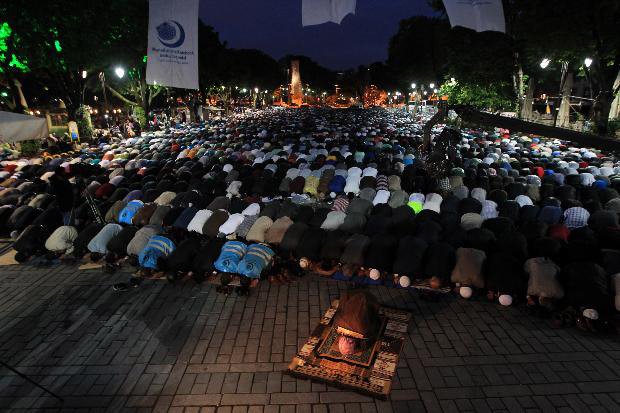 Τουρκική πρόκληση: Μέλη ισλαμικής οργάνωσης προσευχήθηκαν έξω από την Αγία Σοφία -Ζητούσαν να γίνει τζαμί [εικόνες&βίντεο] | iefimerida.gr 2