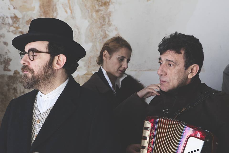 Ιντριγκάρει η πρώτη επί σκηνής συνεργασία του Εθνικού με το Θέατρο Τέχνης [εικόνες & τρέιλερ]  | iefimerida.gr 4