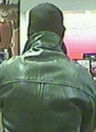 Η πιο γελοία γκάφα της αστυνομίας -Ζητούν από το κοινό να αναγνωρίσει έναν ληστή που φορά full face μάσκα [εικόνες] | iefimerida.gr 1