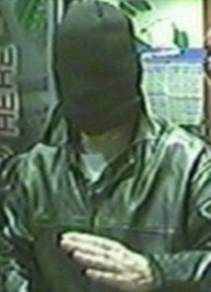 Η πιο γελοία γκάφα της αστυνομίας -Ζητούν από το κοινό να αναγνωρίσει έναν ληστή που φορά full face μάσκα [εικόνες] | iefimerida.gr 0