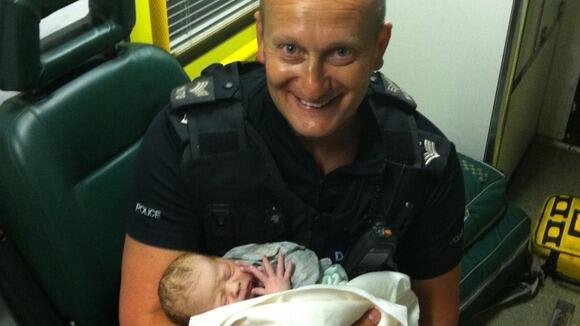 Αστυνομικοί καταδίωκαν αυτοκίνητο που έτρεχε με ιλιγγιώδη ταχύτητα και μέσα η συνοδηγός γεννούσε [εικόνες]  | iefimerida.gr 1