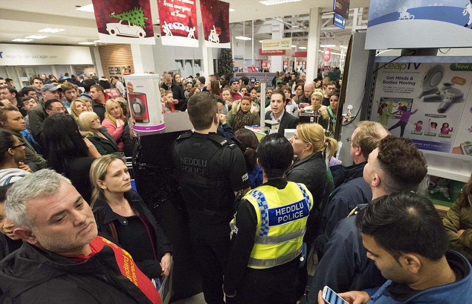 Βρετανία: Πανικός στα πολυκαταστήματα λόγω Black Friday -Συλλήψεις καταναλωτών [εικόνες] | iefimerida.gr 2