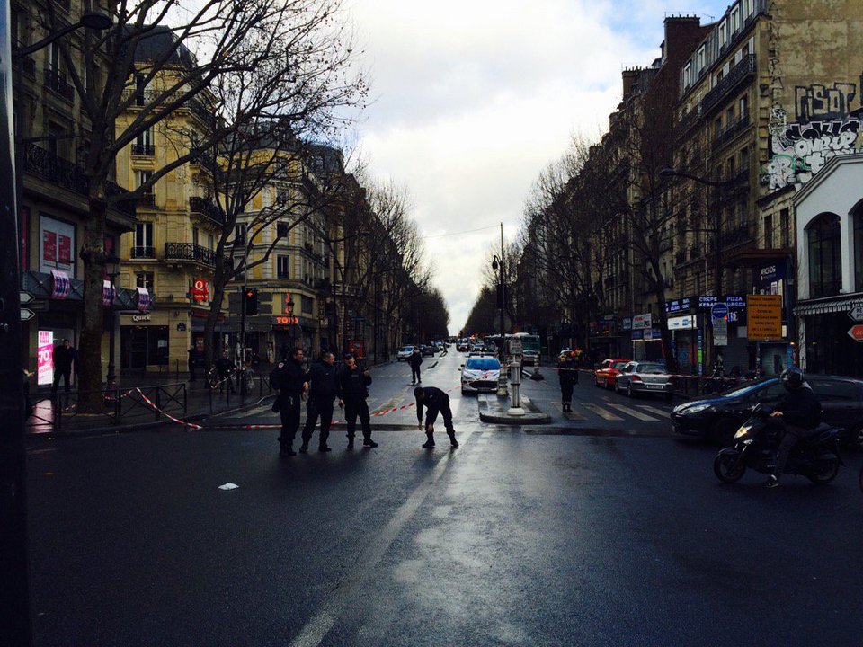 Ανδρας πέφτει νεκρός έξω από αστυνομικό τμήμα στο Παρίσι - Φώναζε «Αλλάχ Ακμπάρ» κρατώντας μαχαίρι [εικόνες] | iefimerida.gr 0