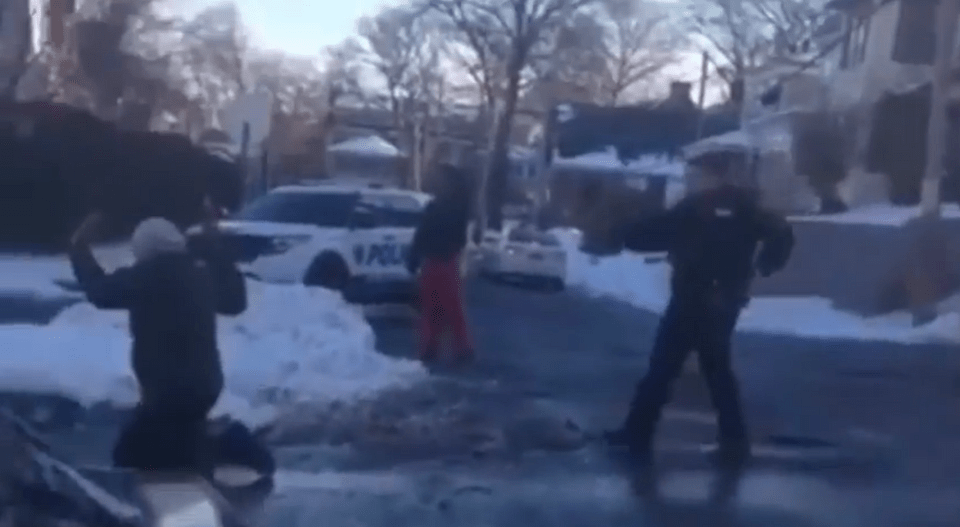 Απίστευτο: Αστυνομικός σημαδεύει με το όπλο παιδιά που έπαιζαν χιονοπόλεμο [βίντεο] | iefimerida.gr 1