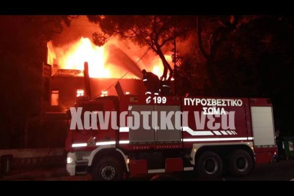 Σύμφωνα με τις πρώτες εκτιμήσεις η καταστροφή στο κτίριο είναι ολοκληρωτική.