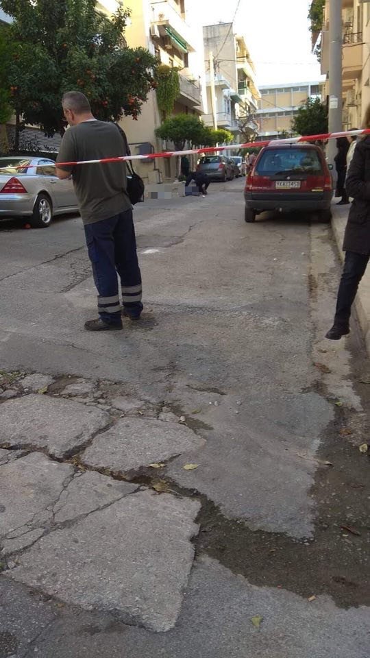 Η μητέρα και το 4χρονο κορίτσι αφού βούτηξαν στο κενό από τον 5ο όροφο.